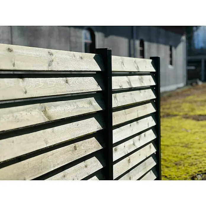 Recal Zaunpfosten MossleHöhe: 74,5 cm, Eckpfosten, Mattschwarz (RAL 9005), Aluminium - Nahaufnahme eines modernen Holzzauns mit horizontalen Lamellen und dunklen Pfosten, der Privatsphäre und modernes Design vereint.