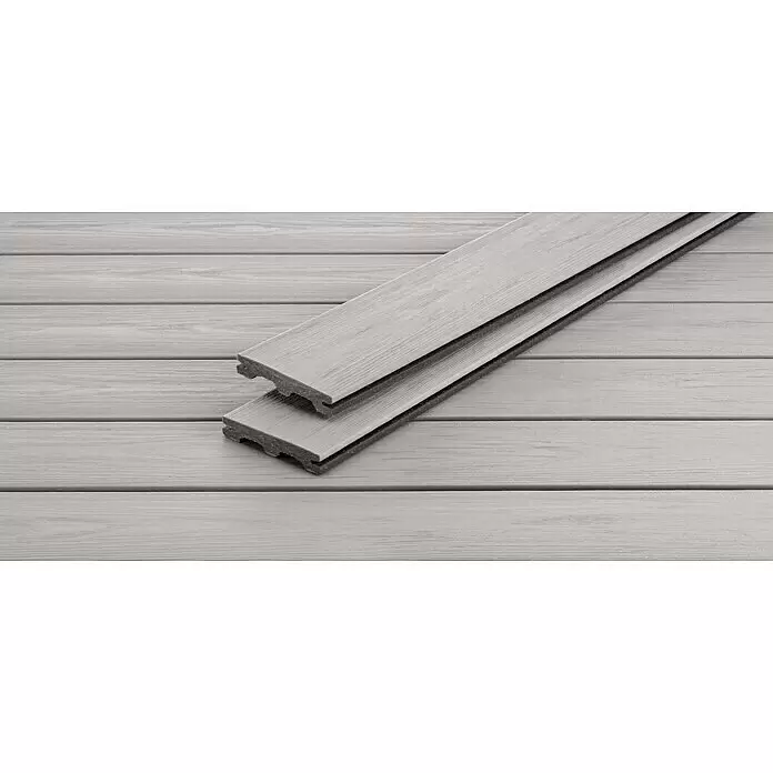 WPC-Terrassendiele Rheindeck Premium - 300 x 14 x 2,5 cm, Mainzer Teak - Zwei hellgraue WPC-Terrassendielen, gestapelt auf passendem Deck, zeigen Holzmaserung und Verbundprofil.