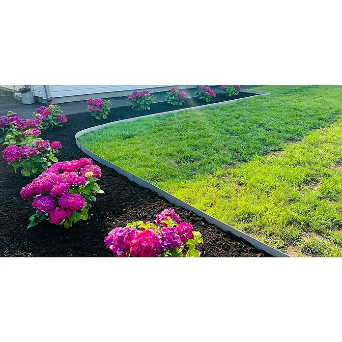 Recal Rasenkante Recal - 1.100 x 1,6 x 100 mm, Silber, Metall - Ein Gartenbeet mit üppigen, pinkfarbenen Hortensien, sauber von einem Rasen mit Rasenkanten getrennt. Die Blumen sorgen für eine lebendige Farbe.