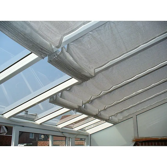 Gardendreams Sonnensegel500 x 350 cm, Grau/Weiß, Passend für: Gardendreams Terrassenüberdachungen Special Edition Polycarbonat - Innenansicht eines Wintergartens mit maßgefertigten Plissee-Jalousien für das Dachfenster, die Schatten und Privatsphäre bieten.