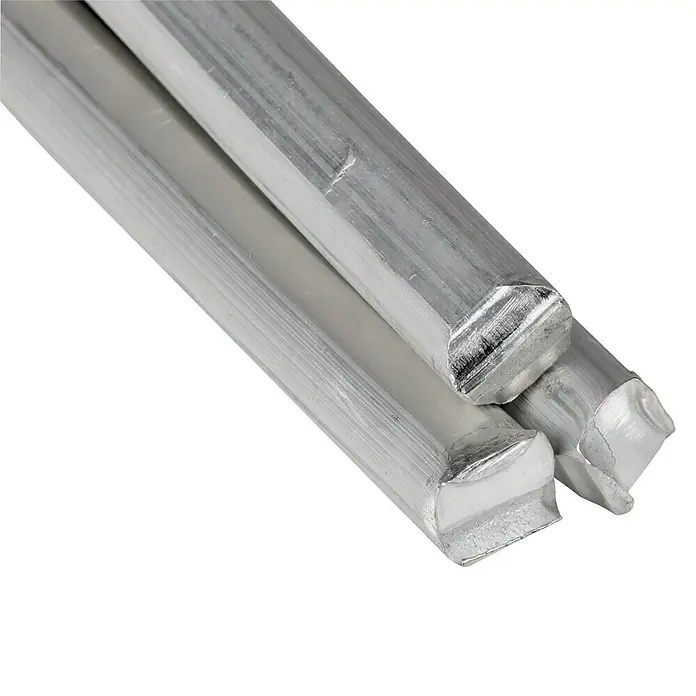 Rothenberger Industrial Weichlötstab - Schmelztemperatur: 199 °C, 3 Stk. - Nahaufnahme von Aluminiumstäben mit rechteckigem Querschnitt auf schwarzem Hintergrund. Perfekt für den Modellbau oder andere Präzisionsanwendungen.