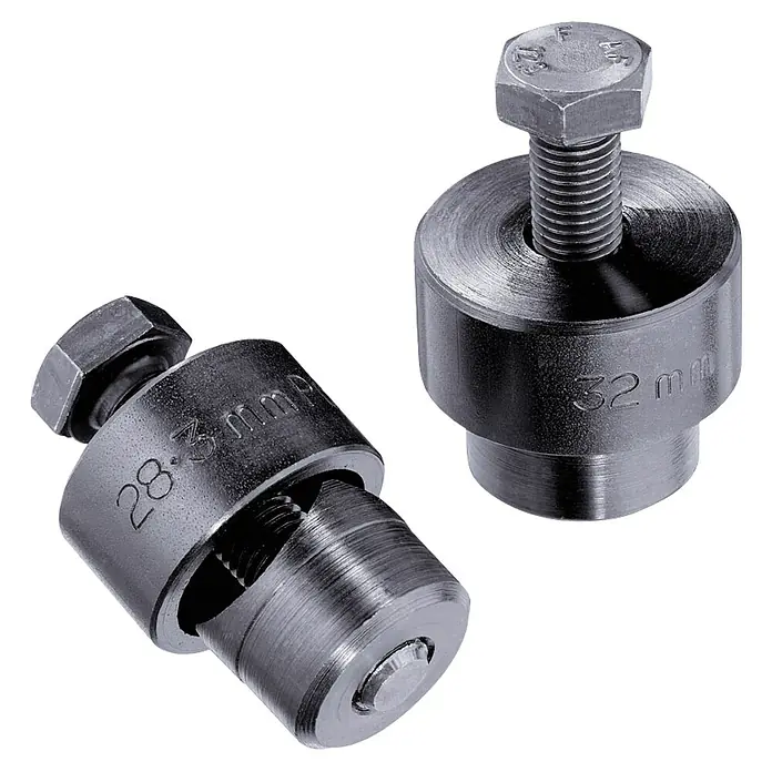 Rothenberger Industrial Lochstanze - 32 mm, Geeignet für: Spülbecken - Nahaufnahme von zwei Blechlocher-Werkzeugen mit metrischen Größenangaben auf den Hülsen für präzise Lochbearbeitung.