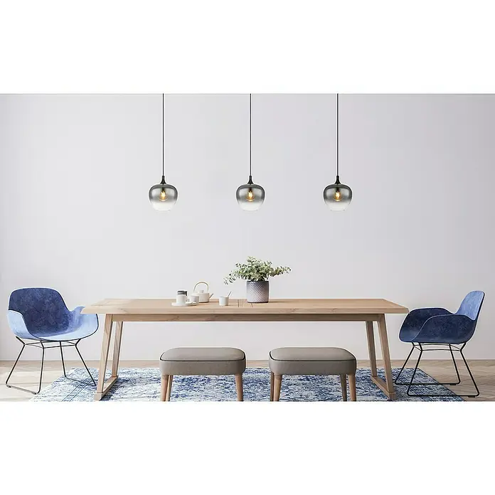 Globo Pendelleuchte MAXY - Anzahl Leuchtmittel: 1 Stk., 40 W, Ø x H: 24 x 120 cm, E27 - Moderne Esszimmereinrichtung mit einem Holztisch, blauen Stühlen und drei stilvollen grauen Pendelleuchten, die eine angenehme Atmosphäre schaffen.