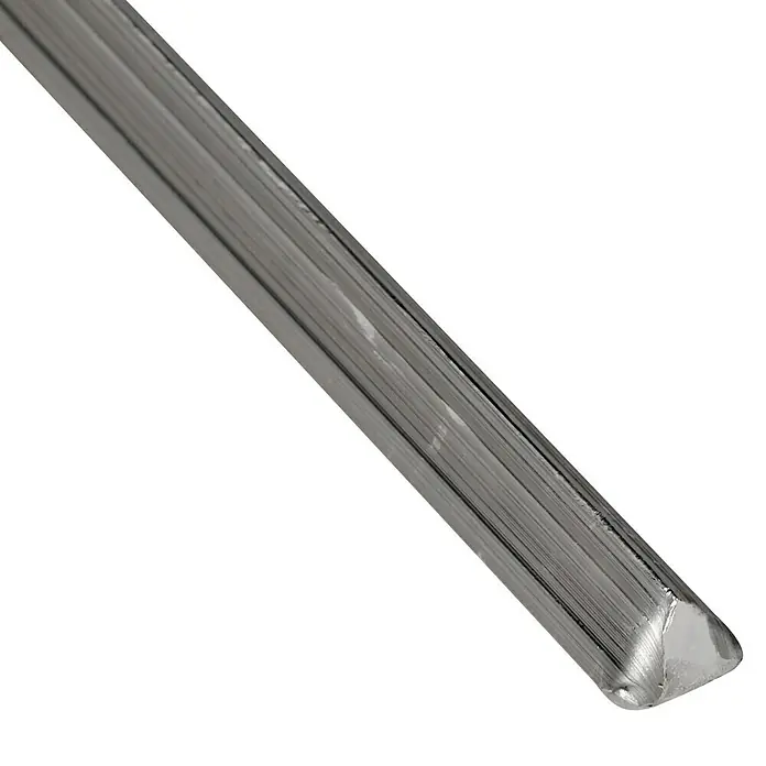 Rothenberger Industrial Weichlötstab - Schmelztemperatur: 199 °C, 1 Stk. - Nahaufnahme eines länglichen, dreieckigen Aluminiumstabs, der sich diagonal über einen schwarzen Hintergrund erstreckt.