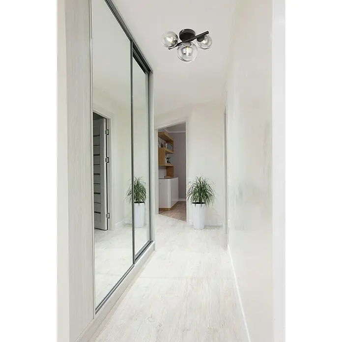 Globo Riha LED-Deckenleuchte RIHA - 3,5 W, L x B x H: 28,5 x 23,5 x 20 cm, Schwarz-matt, Warmweiß - Die moderne Deckenleuchte mit vier Glaskugeln an einer schwarzen Stange spendet angenehmes Licht in diesem stilvollen Flur.