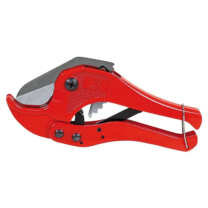 Rothenberger Industrial Kunststoffrohr-Abschneider ECO - 0 mm - 42 mm, Geeignet für: Kunststoffrohre - Nahaufnahme einer roten Rohrschere, einem Werkzeug zum sauberen und effizienten Schneiden von Rohren, ideal für Sanitär- und Installationsarbeiten.