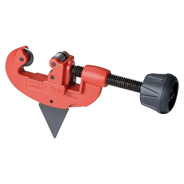 Rothenberger Industrial Rohrabschneider Tube Cutter 30 Pro - Durchmesser Rohr: 3 mm - Rohrabschneider: Ein roter Rohrabschneider mit schwarzem Griff, geeignet für Rohre von 3-30mm, ideal für präzise Schnitte in verschiedenen Materialien.