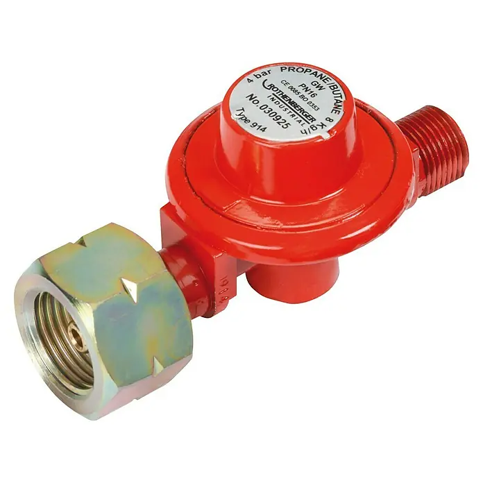 Rothenberger Industrial Propan-Konstantregler - 4 bar, ⅜″ - Nahaufnahme eines Propangas-Butan-Reglers mit Anschlüssen.
