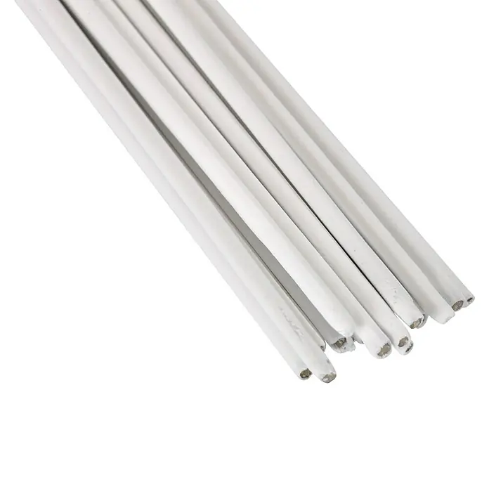 Rothenberger Industrial Hartlötstab ROLOT 601 - Schmelztemperatur: 920 °C, 5 Stk. - Nahaufnahme von mehreren weißen Metallstäben, die sich über schwarzem Hintergrund befinden. Die Stäbe sind parallel und leicht schräg angeordnet.