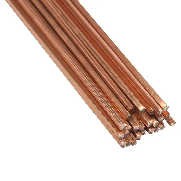 Rothenberger Industrial Hartlötstab ROLOT 607 - Ø x L: 2 x 333 mm, Schmelztemperatur: 710 °C, 5 Stk. - Nahaufnahme von Kupfer-Schweißstäben. Kupferstäbe mit quadratischem Querschnitt liegen auf einem Haufen vor schwarzem Hintergrund.
