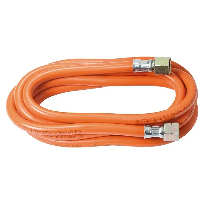 Rothenberger Industrial Propangasschlauch-Leitung - Länge: 2,5 m, 2 x G ⅜″L - Eine orangefarbene Gasschlauchleitung mit Metallanschlüssen ist aufgerollt und bereit für den Einsatz beim Grillen oder in der Küche.