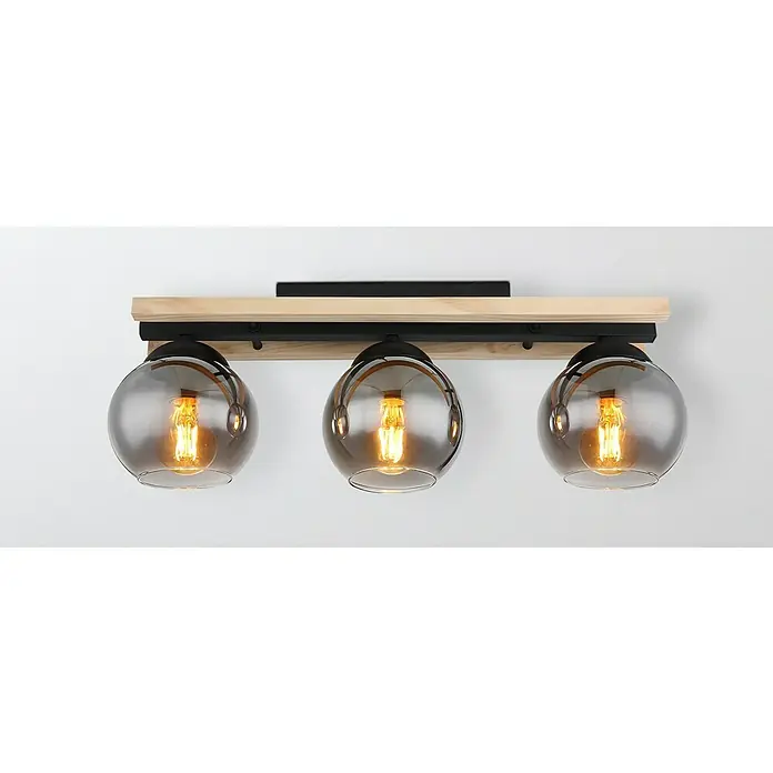 Globo Pendelleuchte CONNI - 25 W, Schwarz-matt, E27, L x B x H: 85 x 15 x 20,5 cm - Nahaufnahme einer stilvollen, modernen 3-flammigen Badezimmerleuchte mit grau getönten Glaskugeln und einem hellen Holzsockel.