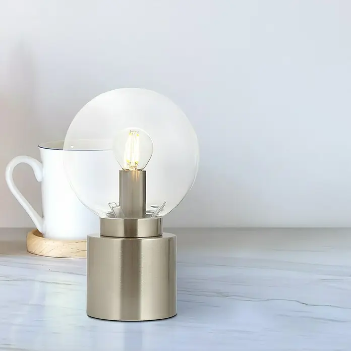 Globo Tischleuchte rund MARKA - 25 W, Ø x H: 15 x 24,5 cm, Nickel-matt, E14 - Tischleuchte mit einem klaren, kugelförmigen Lampenschirm und einem Metallsockel, die eine moderne Ästhetik für jeden Raum bietet.
