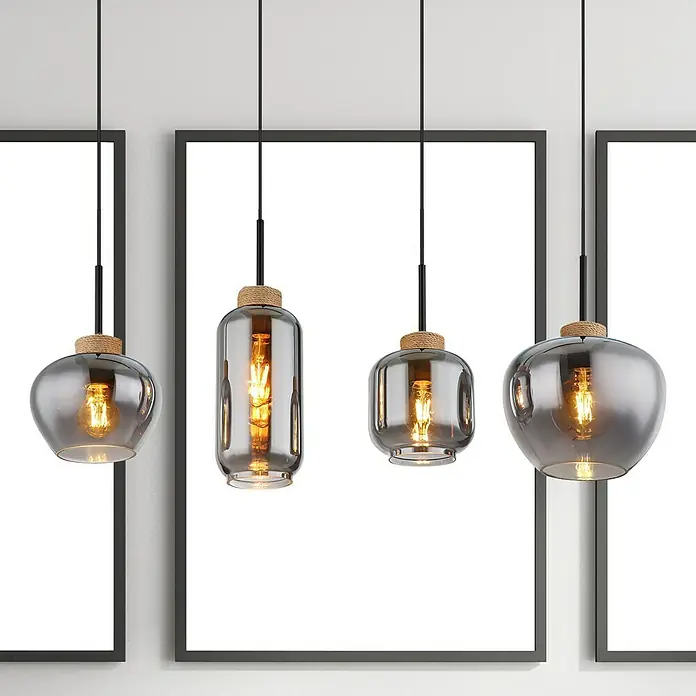 Globo Pendelleuchte MATT - Anzahl Leuchtmittel: 4 Stk., 40 W, L x B x H: 96 x 23 x 120 cm, E27 - Diese Abbildung zeigt eine Anordnung von vier verschiedenen Hängelampen mit Rauchglas und Glühbirnen vor leeren, gerahmten Hintergründen.