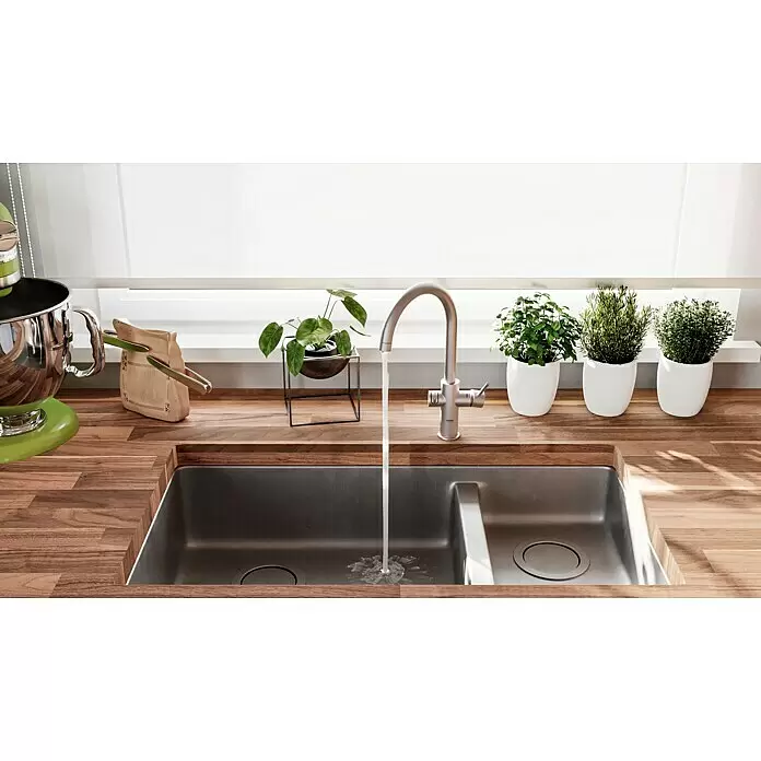 Grohe Spültischarmatur Blue Home - Höhe: 41,8 cm, C-Auslauf, Supersteel, Matt, Schwenkbar - Moderne Doppelküchenspüle mit dunklen Becken und gebürstetem Metallhahn, Wasser läuft, in Holzarbeitsplatte.