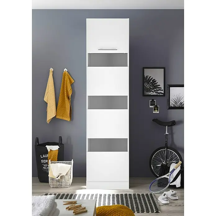 Respekta Wäscheschrank Clara - B x L: 50 x 67,6 cm, Weiß - Ein Badezimmer mit einem weißen Hochschrank mit grauen Glasakzenten, Handtüchern, einem Wäschekorb und einem Unicycle.