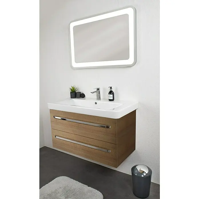 Lanzet K2 Waschtischunterschrank87,9 x 45,3 x 48,9 cm, Berg Eiche - Ein modernes Badezimmer mit einem Waschtisch aus Holz, einem beleuchteten Spiegel und einem grauen Mülleimer.