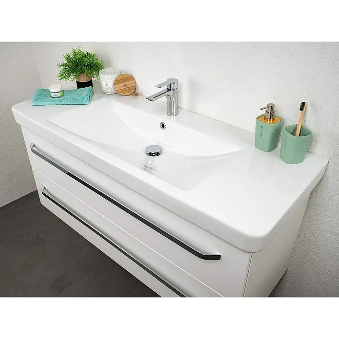 Lanzet K2 Badmöbel-Set K222W2 - 117,9 cm, Weiß - Nahaufnahme eines modernen weißen Badezimmerschranks mit Waschbecken, Armatur und dekorativen Accessoires für ein stilvolles Badezimmerambiente.