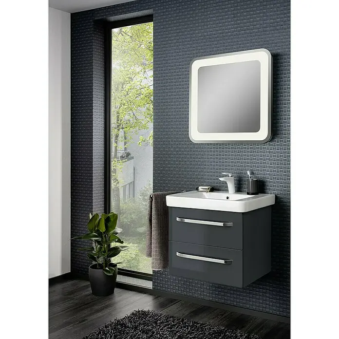 Lanzet K2 Waschtischunterschrank57,9 x 45,3 x 48,9 cm, Grafit - Ein modernes Badezimmer mit einem grauen Waschtischunterschrank, einem beleuchteten Spiegel und einer Zimmerpflanze.