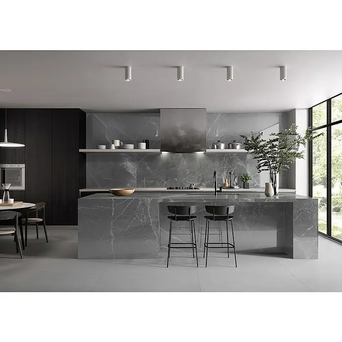 Feinsteinzeugfliese Amani Marble Light60 x 120 cm, Grau, Glänzend - Moderne Küche mit Marmorinsel, Barhockern und minimalistischer Beleuchtung. Das Design strahlt Eleganz und Funktionalität aus.