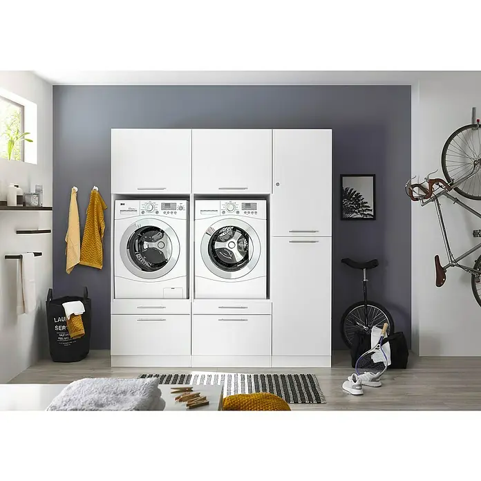 Respekta Waschmaschinenschrank ClaraL x B: 67,6 x 184,8 cm, Weiß, Mit zwei Waschmaschinenschränke & Hochschrank - Ein modernes Waschzimmer mit weißen Schränken, Waschmaschine und Trockner. Sportgeräte stehen im Raum.