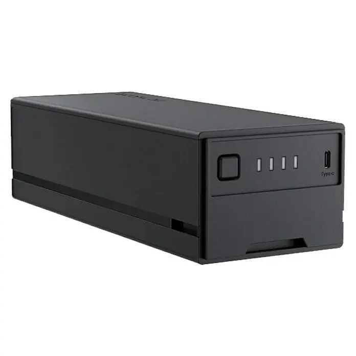EcoFlow Batterie Glacier - 1 Stk. - Nahaufnahme eines schwarzen Akkus mit einer Taste, vier LED-Anzeigen und einem USB-C-Anschluss. Kompaktes und modernes Design.