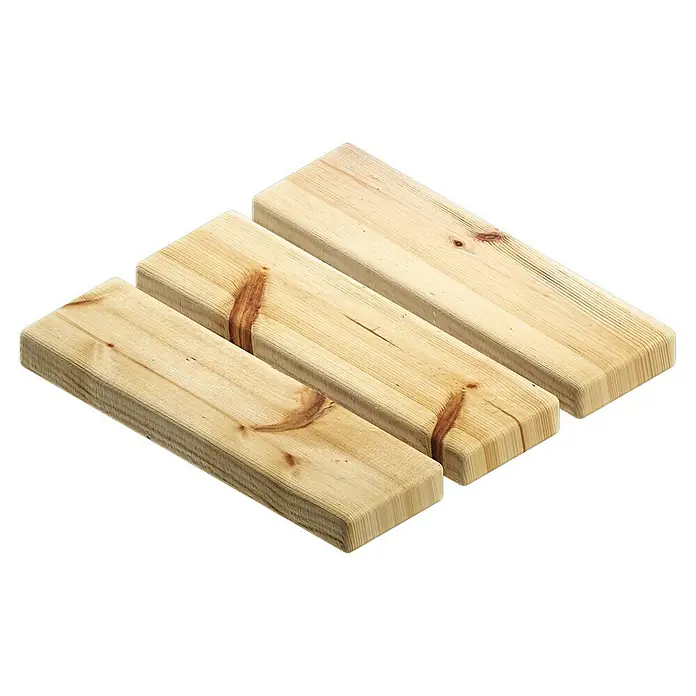 Bosch Professional Expert Schleifschwamm S471 - Grob, 1 Stk., L x B x H: 96 x 69 x 26 mm - Nahaufnahme von drei hellen, gehobelten Holzstücken mit abgerundeten Kanten und sichtbarer Holzmaserung auf schwarzem Hintergrund.