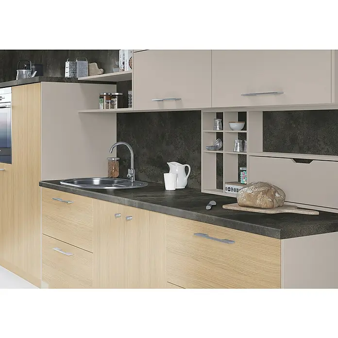 Mehrzweckplatte - 280 x 60 x 2,8 cm, Titan Anthrazit - Küchenzeile mit Spüle und Holzarbeitsplatte. Die Küchenschränke bieten Stauraum, die Arbeitsplatte Platz zum Zubereiten.