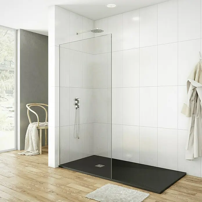GME Mampara de ducha fija Screen - An x Al: 88 x 195 cm, Vidrio transparente, Plata brillo - Imagen de un baño moderno con una ducha a ras de suelo con plato de ducha negro y mampara de cristal. Toalla colgada en la pared.