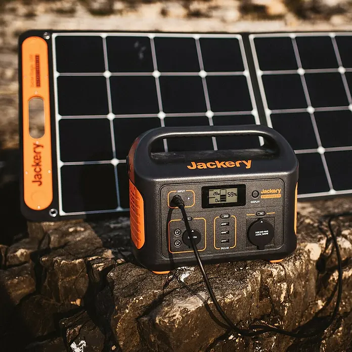 Jackery Estación de energía portátil Explorer 500 Pro EU - 500 Wh, Negro, 24 Ah - Estación de energía Jackery Explorer 500 con panel solar sobre roca, ideal para soluciones energéticas aisladas.