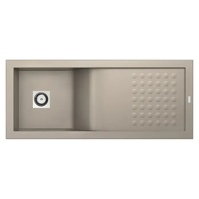 Carea Einbauspüle Vague - 118 x 50 cm, Taupe, Material Spüle: CAREAlith® - Eine beigefarbene Küchenspüle mit Abtropffläche und Abfluss im Hauptbecken. Das Abtropfflächen-Design besteht aus erhabenen Kreisen.