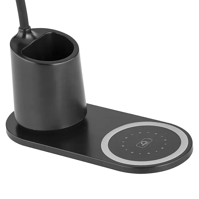 Globo LED-Tischleuchte MELLI - 3 W, L x B x H: 34 x 8,5 x 45 cm, Schwarz, Kaltweiß - Nahaufnahme einer schwarzen Schreibtischlampe mit Stifthalter und integrierter kabelloser Ladestation für elektronische Geräte.