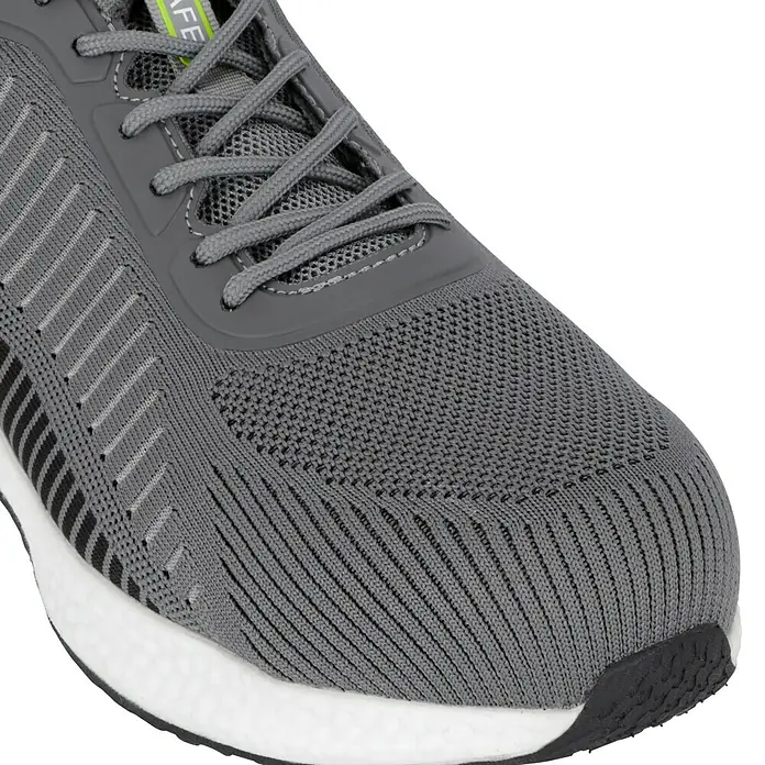 Sicherheitshalbschuh Mauro - 46, Schutzklasse nach EN ISO 20345: S1P, Schwarz, Grau - Nahaufnahme eines grauen Laufschuhs mit Schnürsenkeln und weißen Akzenten. Der Schuh hat ein atmungsaktives Design.