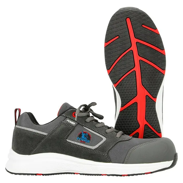 Sicherheitshalbschuh Levi - 44, Schutzklasse nach EN ISO 20345: S1P, Grau - Das Bild zeigt einen grauen Sicherheitsschuh mit dem 'Power'-Logo und einer weißen Sohle, die auf einem schwarzen Hintergrund präsentiert wird.