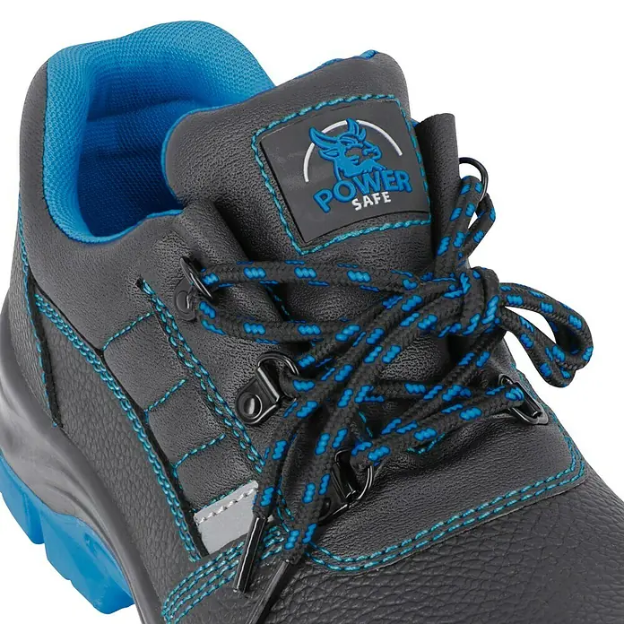 Sicherheitshalbschuh Rob - Schuhgröße: 44, S3 - Nahaufnahme eines schwarzen Sicherheitsschuhs mit blauen Akzenten und Schnürsenkeln.