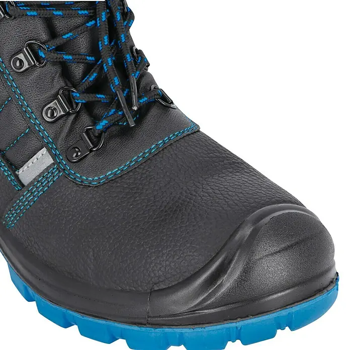 Sicherheitsschuhe SamSchuhgröße: 43, S3 - Nahaufnahme eines schwarzen Sicherheitsstiefels mit blauen Schnürsenkeln und Sohle. Der Stiefel ist robust und für den Arbeitsschutz konzipiert.