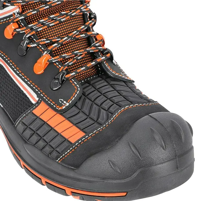 Sicherheitsstiefel Maddox - 41, Schutzklasse nach EN ISO 20345: S3, Schwarz, Orange - Nahaufnahme eines schwarzen und orangefarbenen Sicherheitsschuhs mit Schnürsenkeln und verstärkter Zehenkappe.