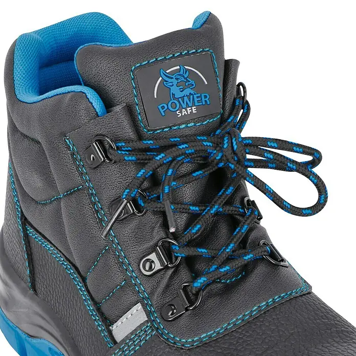 Sicherheitshalbschuh Sam - Schuhgröße: 45, S3 - Nahaufnahme eines Power Safe Sicherheitsstiefels mit blauen Schnürsenkeln und Akzenten. Ideal für sicheres Arbeiten.