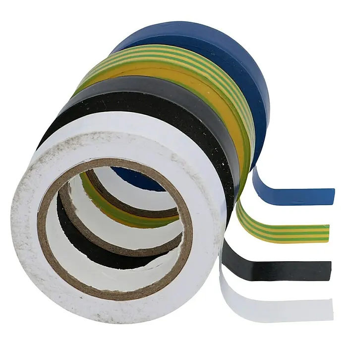 Voltomat Isolierband - 15 x 0,15 mm, 4 Stk., 10 m - Verschiedene Rollen Isolierband in Weiß, Schwarz, Gelb/Grün und Blau, die auf einem dunklen Hintergrund für elektrische Reparaturen bereitliegen.