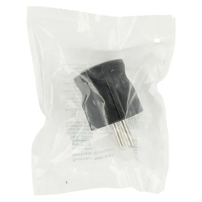 UniTEC Schutzkontaktstecker - Schwarz, PVC, IP20 - Ein in einer Plastiktüte verpackter Netzstecker-Adapter, der für den Einsatz in verschiedenen Steckdosen konzipiert ist und sich ideal für Reisen eignet.