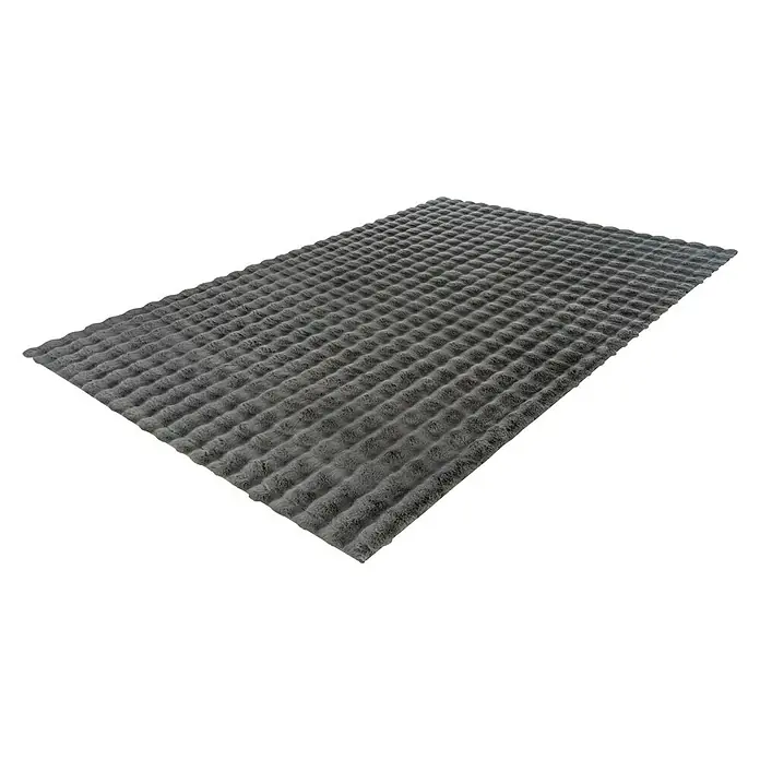 Hochflorteppich Harmony - Graphite, 170 x 120 cm, 100 % Polyester (Flor) - Ein flauschiger, rechteckiger grauer Teppich mit einem erhabenen, wellenförmigen Muster liegt auf einem schwarzen Hintergrund.