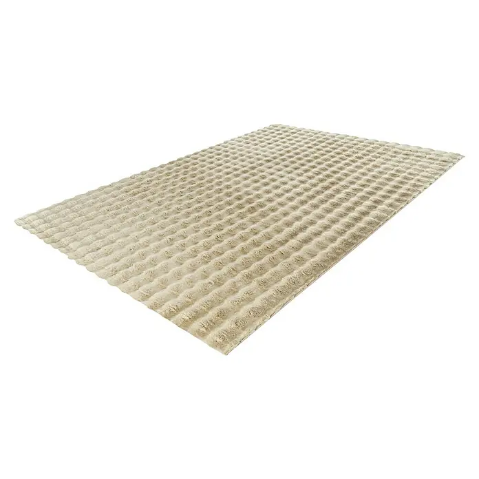 Hochflorteppich Harmony - Beige, 170 x 120 cm, 100 % Polyester (Flor) - Ein weicher, beiger Teppich mit Noppenmuster. Der Teppich hat eine rechteckige Form und liegt auf einem schwarzen Untergrund.