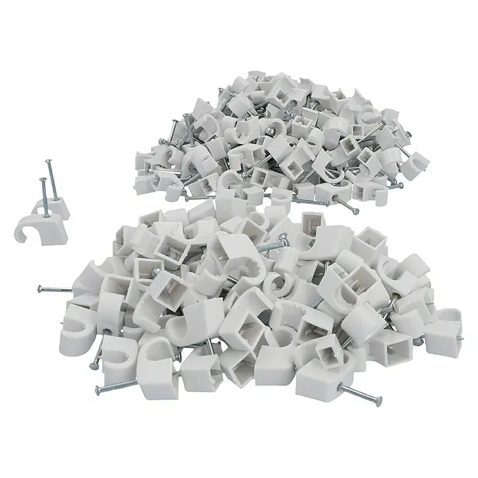 UniTEC Expressschellenbox Gemischt - Länge Nagel: 30 mm - Nahaufnahme von Kabelklemmen mit Nägeln. Diese praktischen Klemmen halten Kabel sicher und ordentlich an Ort und Stelle.