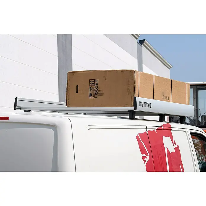 Menabo Ladungssicherungs-Set Professional - Länge: 140 cm, 2 Stk. - Ein weißer Transporter mit einem Menabo Dachträger, auf dem Kartons transportiert werden.\n