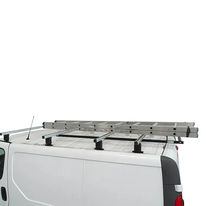 Menabo Leiterregal Professional - 140 x 90 cm - Dachgepäckträger mit Leiter auf einem weißen Lieferwagen, ideal für Handwerker und Bauarbeiter zum Transport von Material.