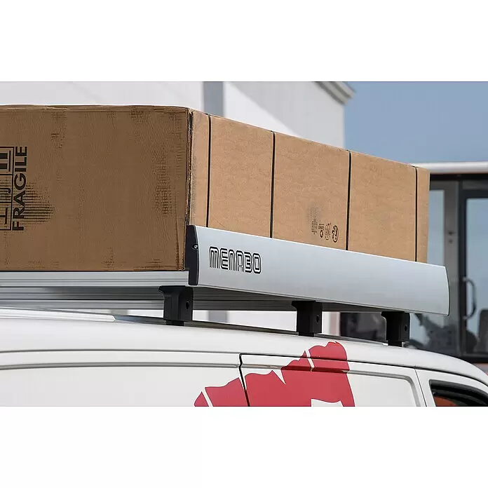 Menabo Ladungssicherungs-Set Professional - Länge: 140 cm, 2 Stk. - Nahaufnahme eines silber/grauen Dachträgers, 'MENABO' gebrandet, beladen mit braunen Kartons auf einem weißen Van.