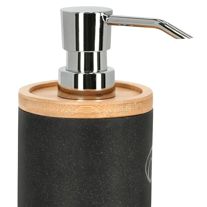 Camargue Seifenspender Vero - Bambus, Anthrazit, Höhe: 17 cm - Nahaufnahme eines Seifenspenders mit schwarzem Behälter, Bambusdeckel und verchromtem Pumpkopf, der die moderne Badezimmerausstattung hervorhebt.