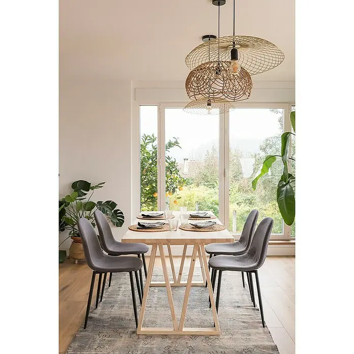 Astigarraga Pata para muebles Bok - L x An x Al: 5,8 x 64 x 75 cm, Natural, 2 posiciones - Una mesa de comedor con cuatro sillas grises, puesta con platos y vasos, iluminada por una lámpara llamativa que aporta un toque elegante a la estancia.
