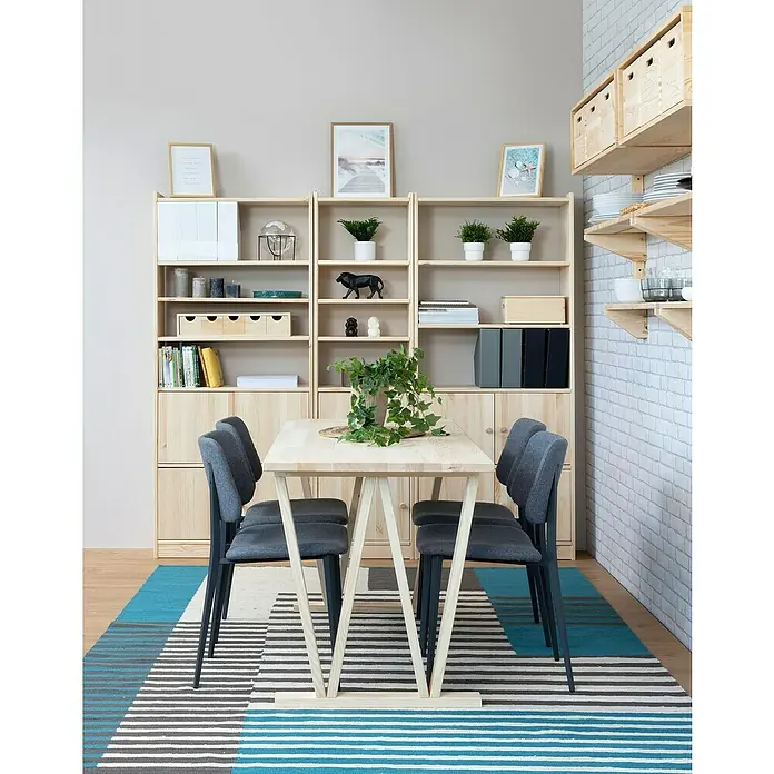 Astigarraga Pata para muebles Bok - L x An x Al: 5,8 x 64 x 75 cm, Natural, 2 posiciones - Idea de diseño de interiores con una mesa de madera con sillas grises y una alfombra azul frente a estanterías con decoraciones y plantas.