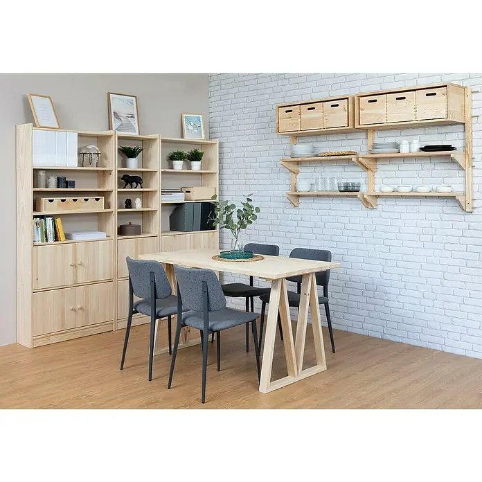 Astigarraga Pata para muebles Bok - L x An x Al: 5,8 x 64 x 75 cm, Natural, 2 posiciones - Luminosa disposición del comedor con mesa de madera, sillas grises, estanterías y estantes de pared contra una pared de ladrillo blanco.